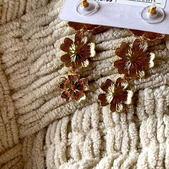 Sugarfix Baublebar pink hibiscus pink flower earrings NWT - Picture 4 of 4